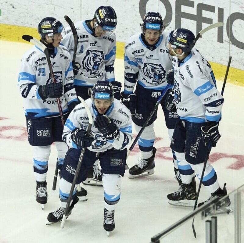 Radost Tygrů po Pérezově brance. Foto z www.hcbilitygri.cz